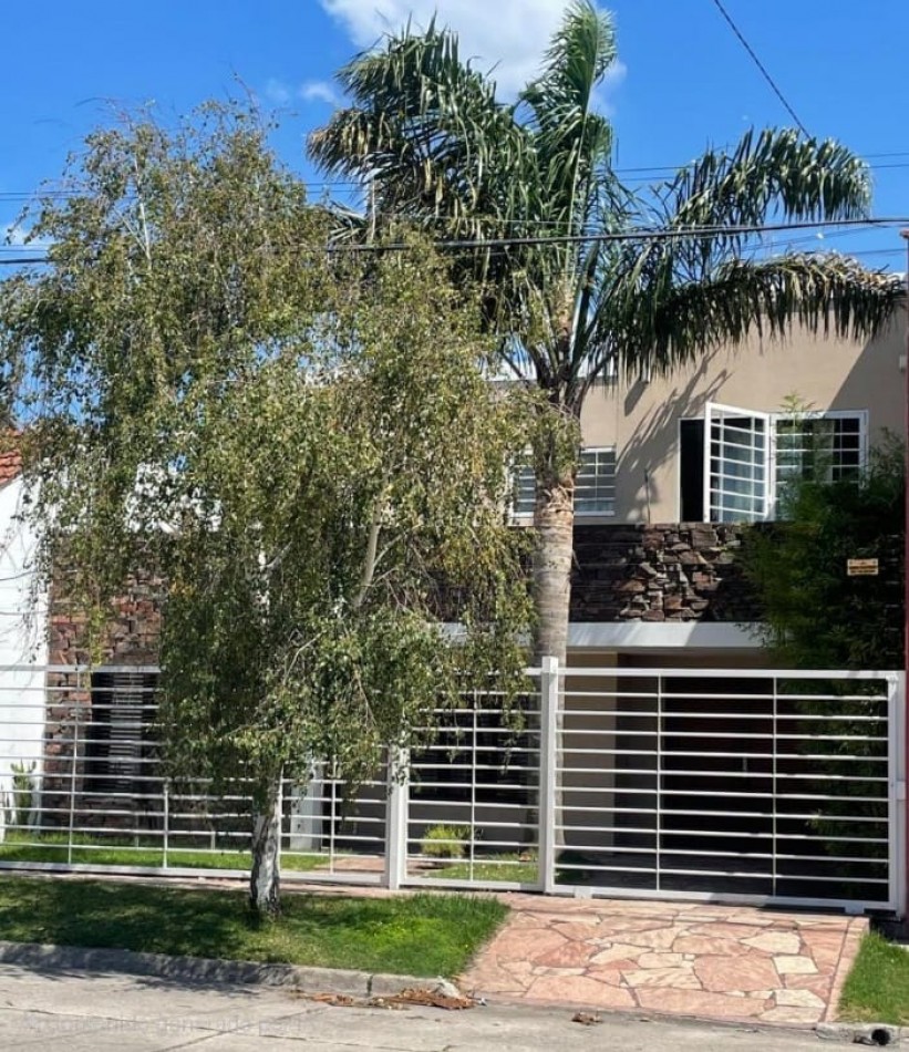 CASA MODERNA EN BARRIO SAN CARLOS