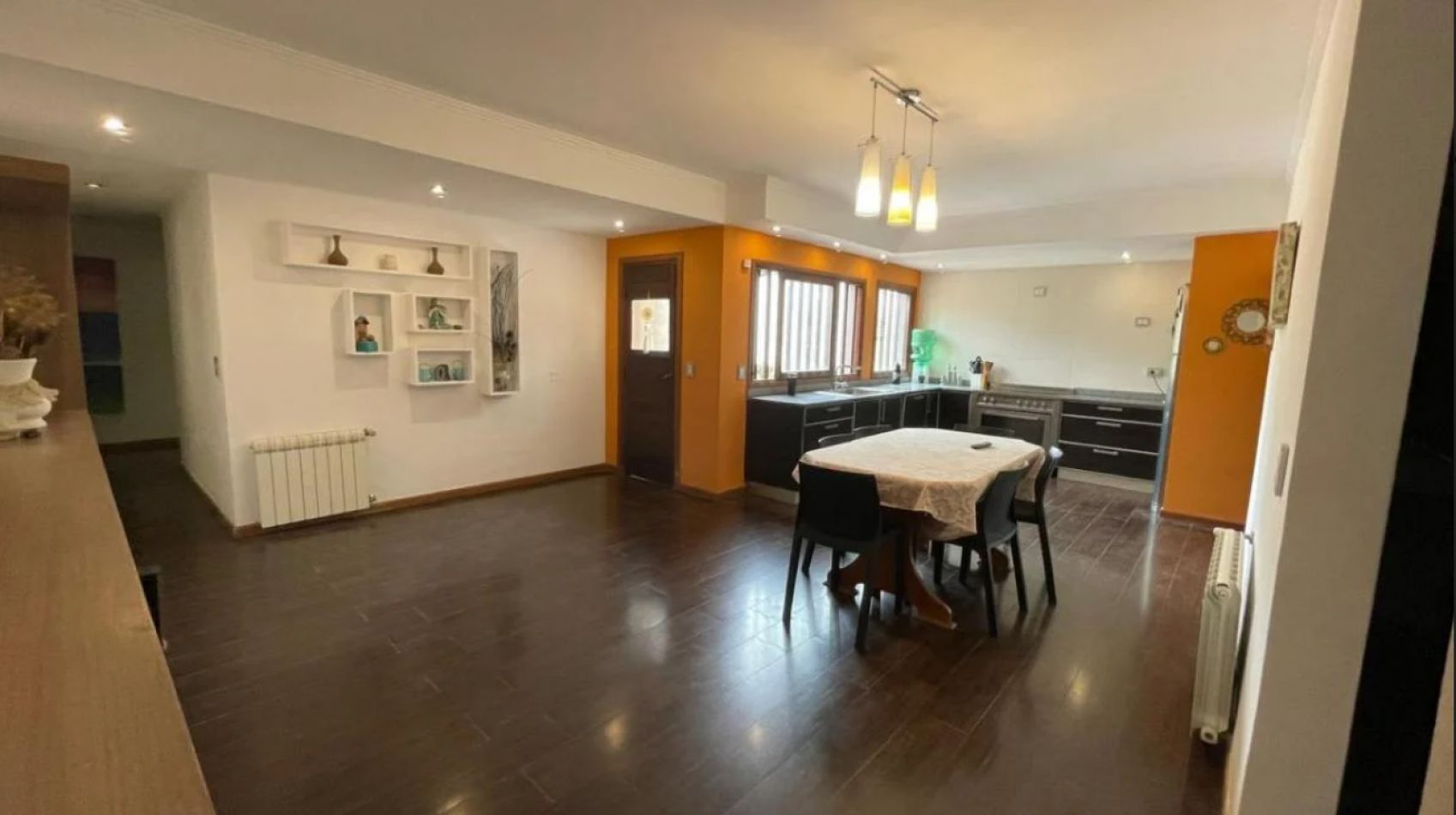 CASA MODERNA EN BARRIO SAN CARLOS