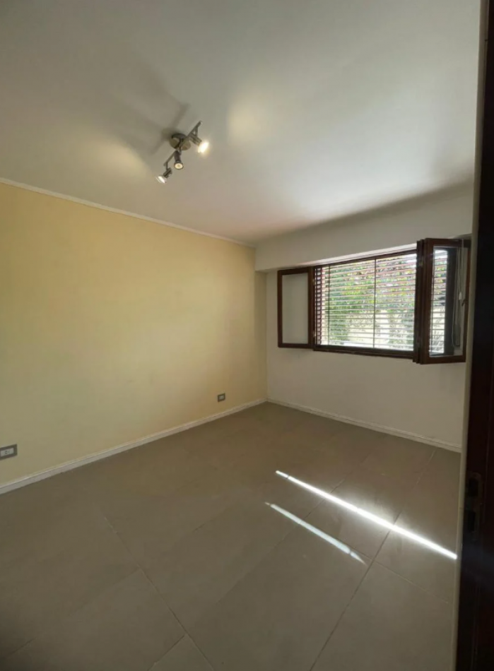 CASA MODERNA EN BARRIO SAN CARLOS