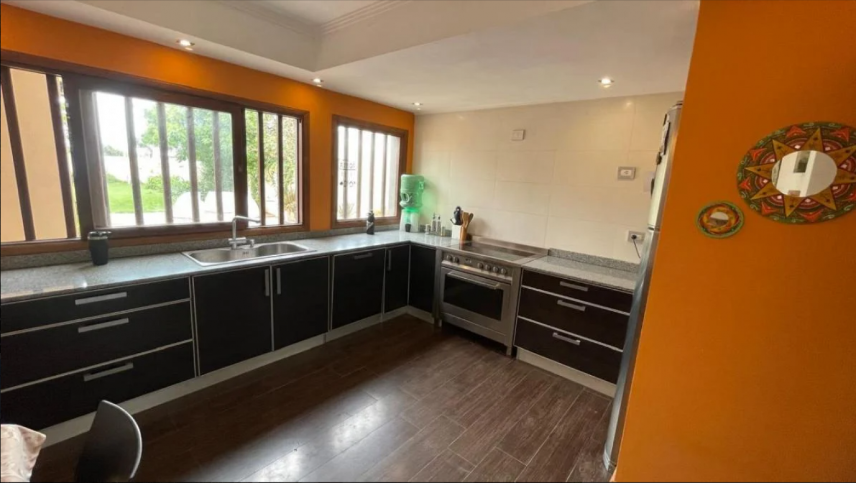 CASA MODERNA EN BARRIO SAN CARLOS