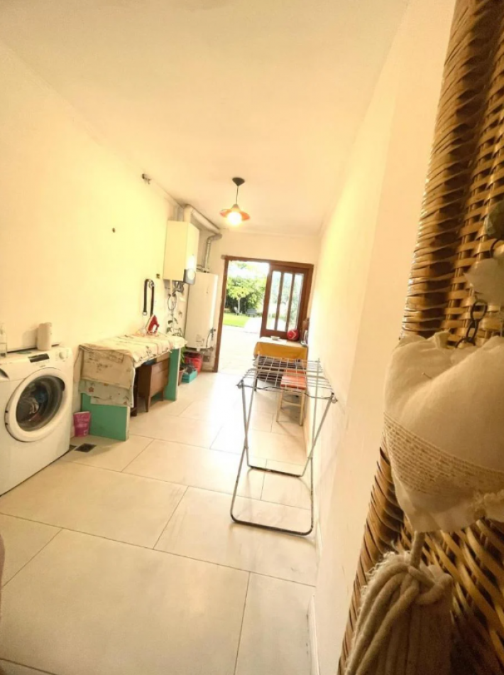 CASA MODERNA EN BARRIO SAN CARLOS