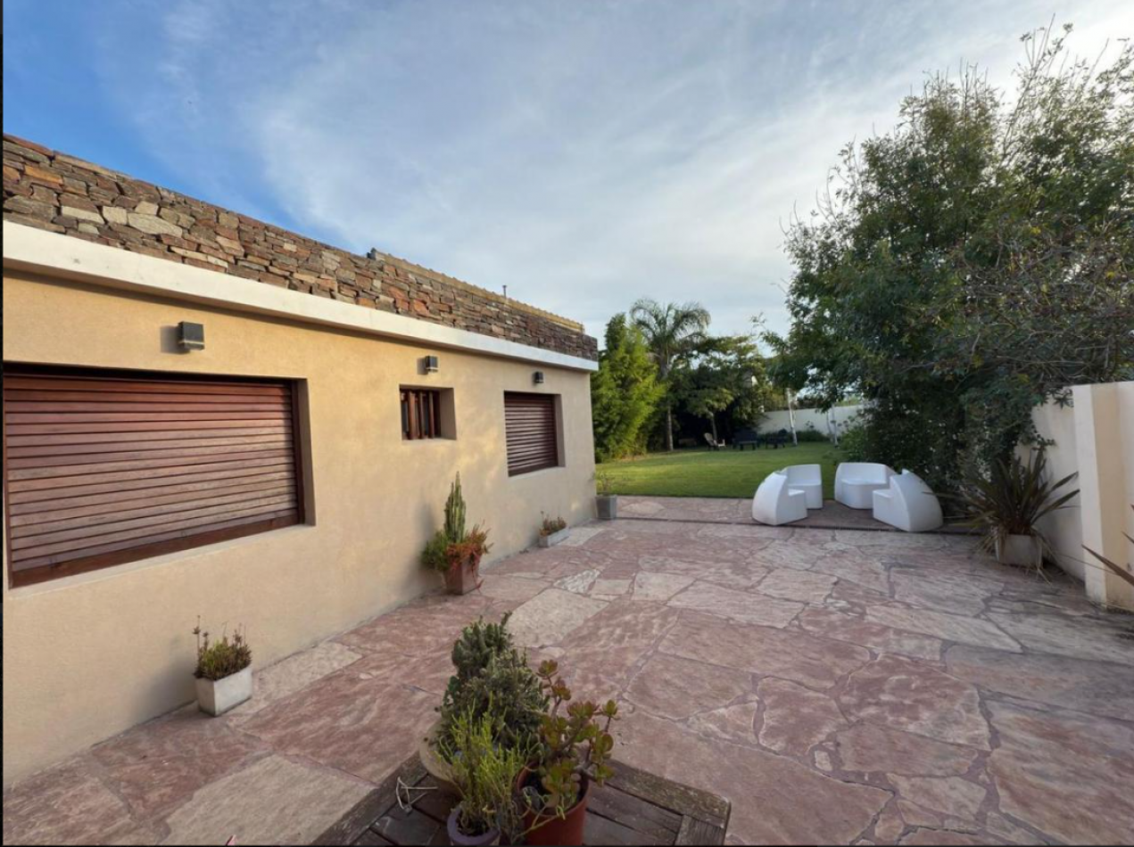 CASA MODERNA EN BARRIO SAN CARLOS