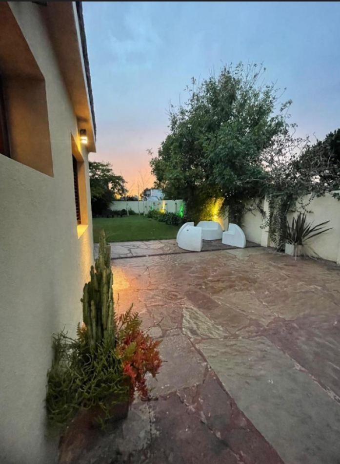 CASA MODERNA EN BARRIO SAN CARLOS