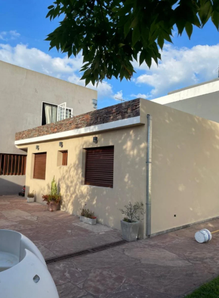 CASA MODERNA EN BARRIO SAN CARLOS