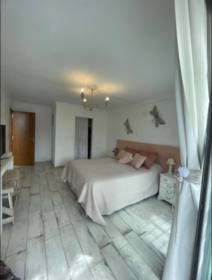 CASA MODERNA EN BARRIO SAN CARLOS