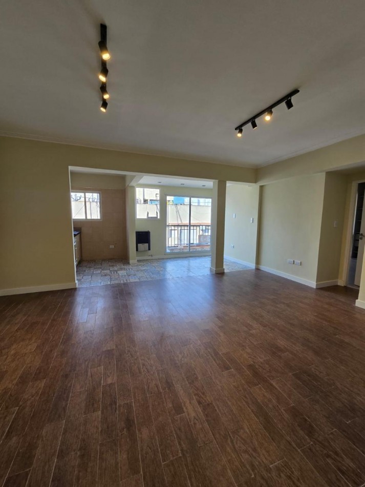 2 AMBIENTES CON BALCON A LA CALLE