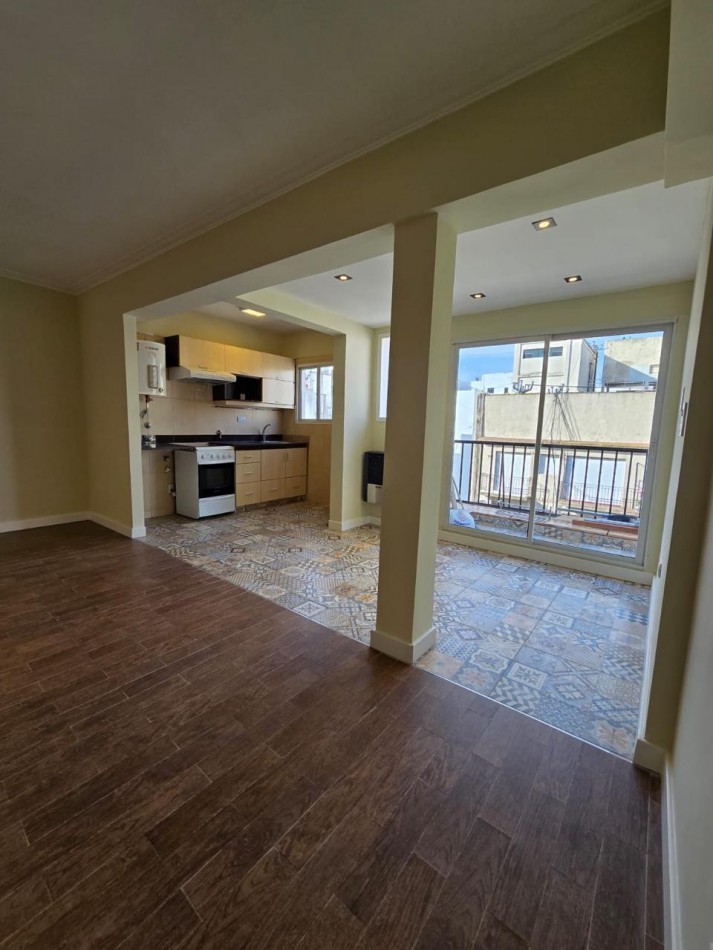 2 AMBIENTES CON BALCON A LA CALLE