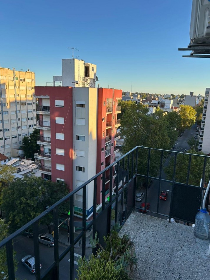 Departamento 3 Ambientes con Escritorio - Piso Alto con Balcon